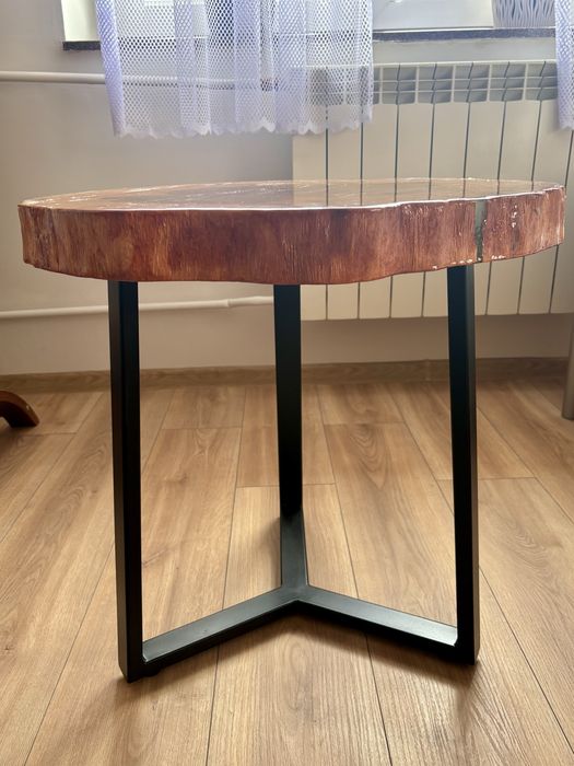 Stolik kawowy z plastra drewna z żywicą