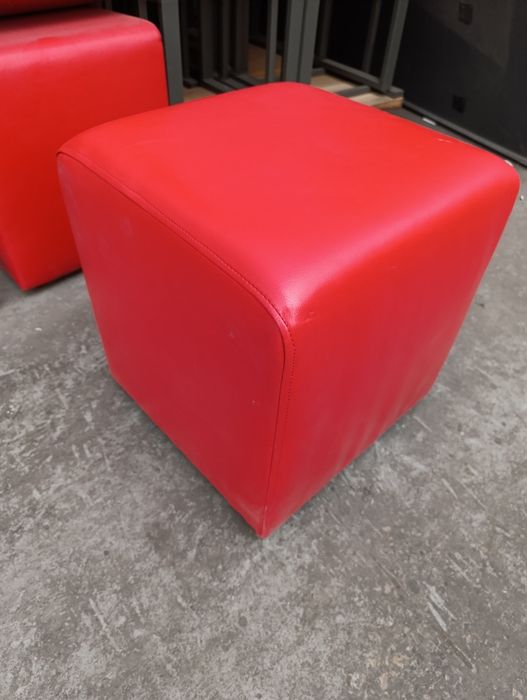 Пуфи червоного кольору