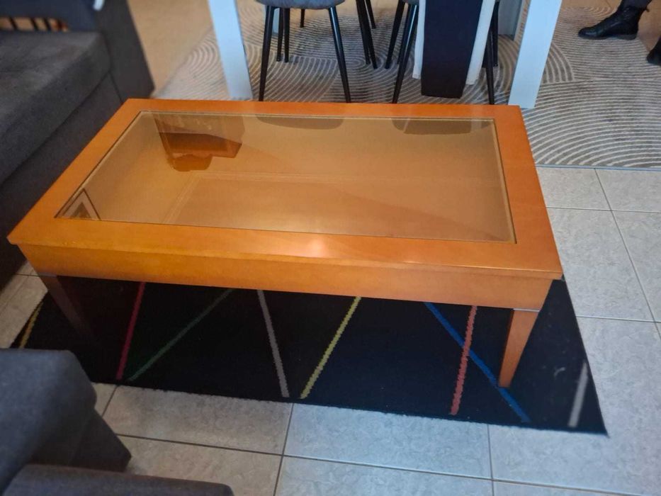 Mesa de sala estar em cerejeira em  bom estado de conservação