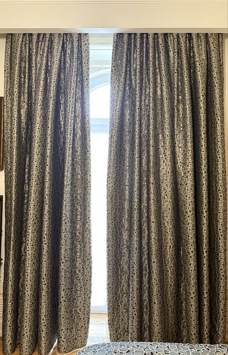 Cortinados e colcha de cama modernos