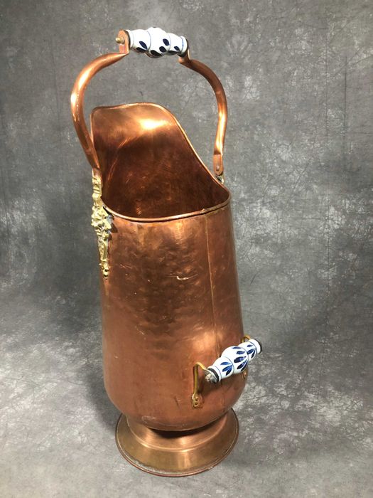 Balde de carvão de cobre antigo
