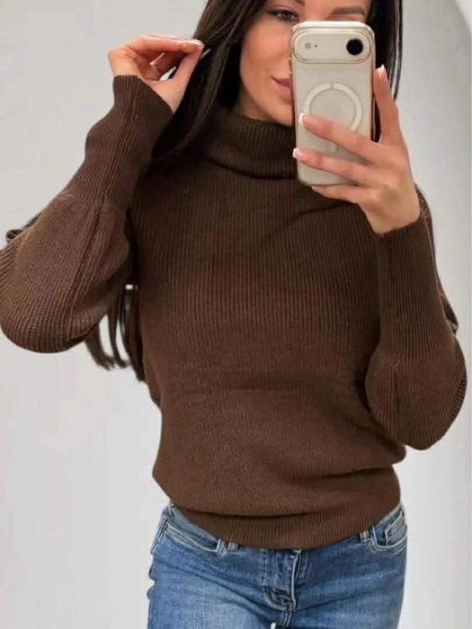 Elegancki brązowy sweter z golfem