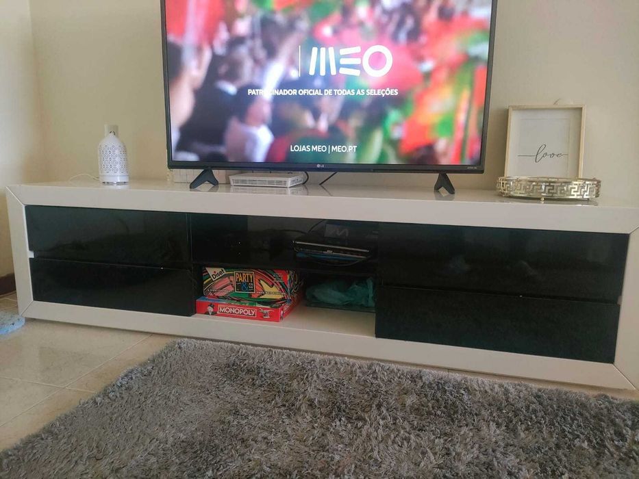 Conjunto Moveis de Sala / Mesa com 4 cadeiras