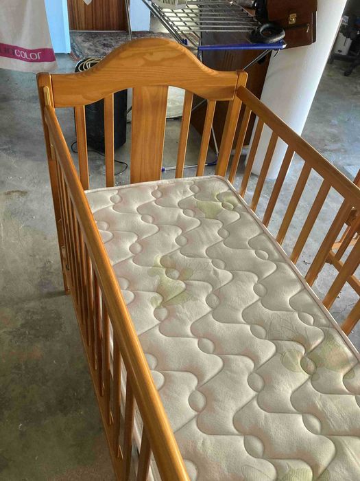 Cama de grades / Berço em madeira maciça com Colchão Verão/Inverno