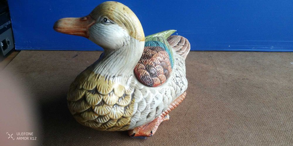 Pato de barro com tampa