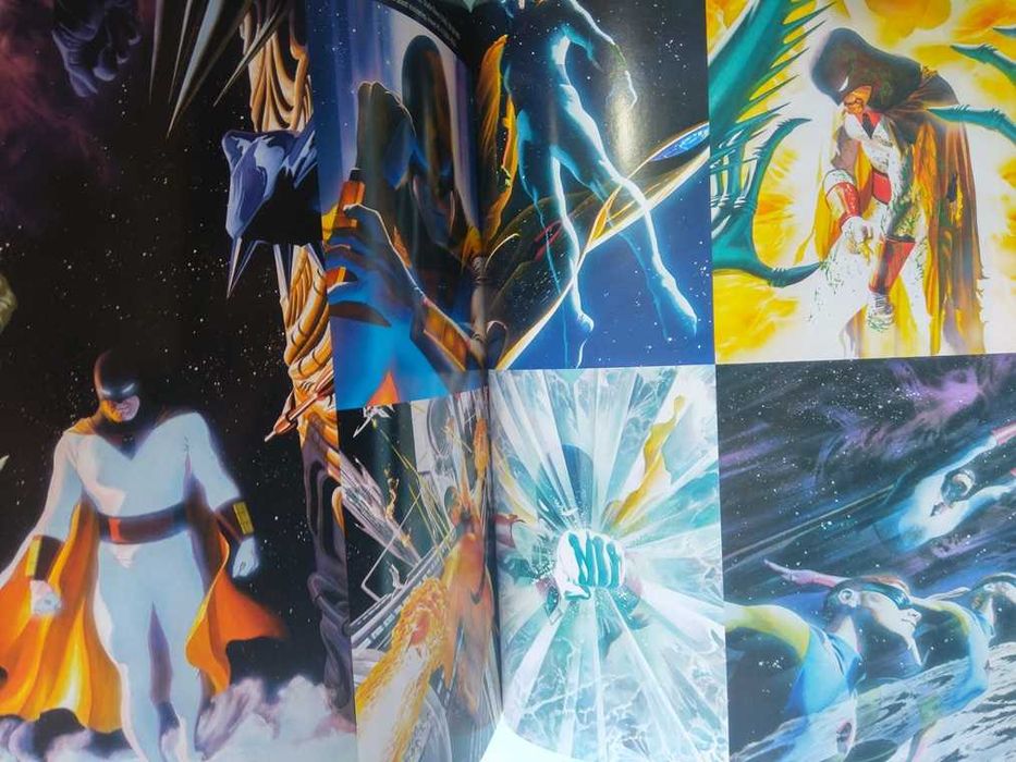 Mythology : The Dc Comics Art Of Alex Ross - 320 páginas, ilustrado.