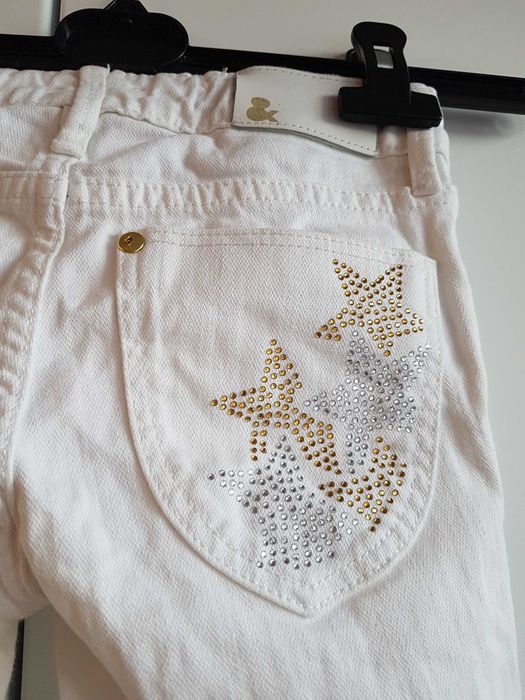 Cudny zestaw:) białe jeansy z dżetami sweterek w paski roz 122/128