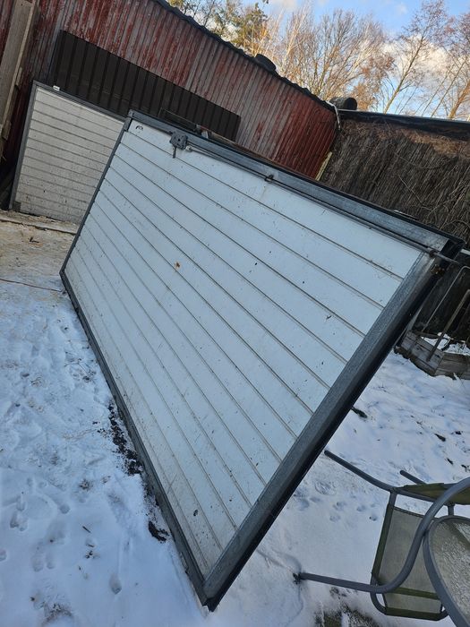 Drzwi garażowe dwuskrzydłowe