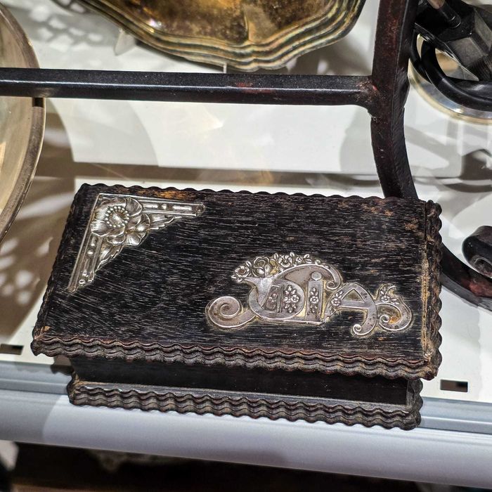 Caixa Antiga Madeira com Aplicações Prata – Interior Seda