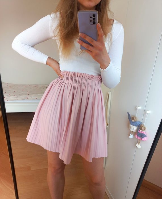 Różowa plisowana spódniczka