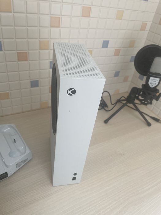 Xbox série S com comando, microfone gamer, cabos e uma base