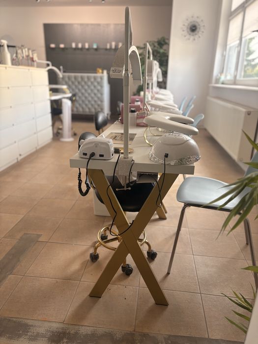 Stoliki do manicure z pochłaniaczami i krzesłami