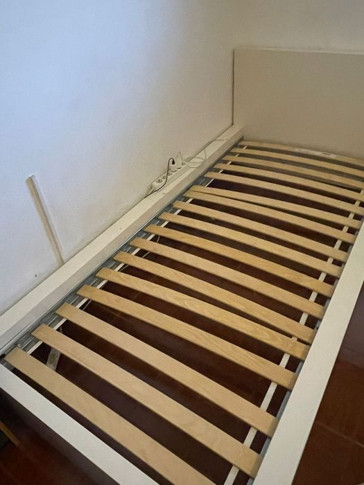 Cama com estrado e colchão