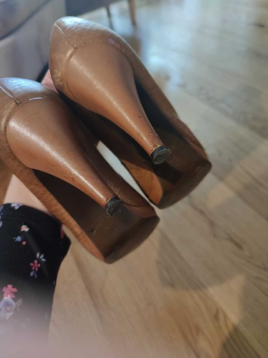 Camelowe skórzane buty na obcasie RYŁKO 38 1/2