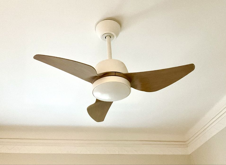 Ventoinha de teto com luz LED IP44 em excelente estado