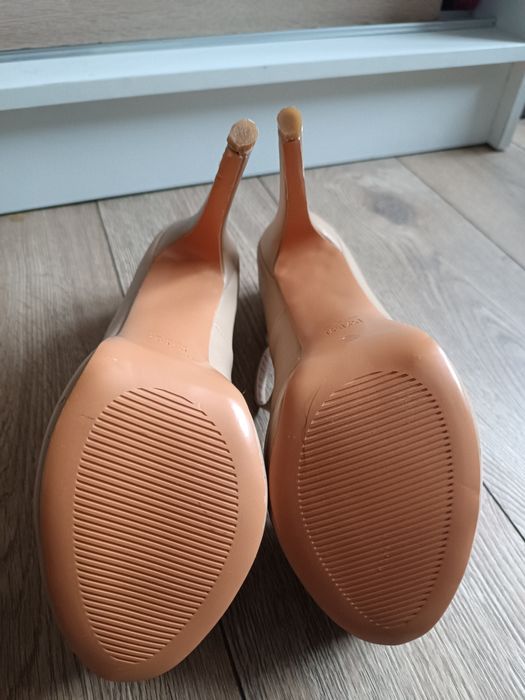 Kremowe szpilki z paskiem