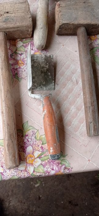 Інструмент  різний. Молоток для бруківки .Ковшик. Щипці.Завіси