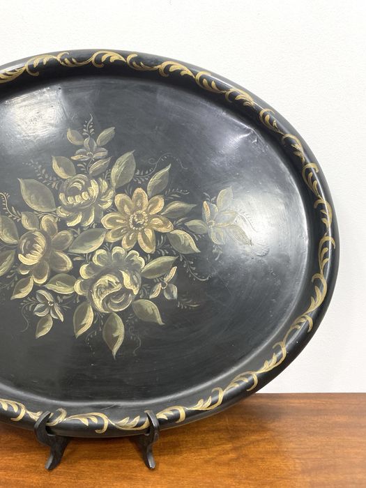 Antigo tabuleiro oval em metal com pinturas.
