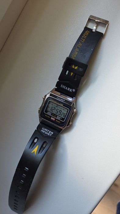 Stary zegarek elektroniczny Shark z epoki Vintage
