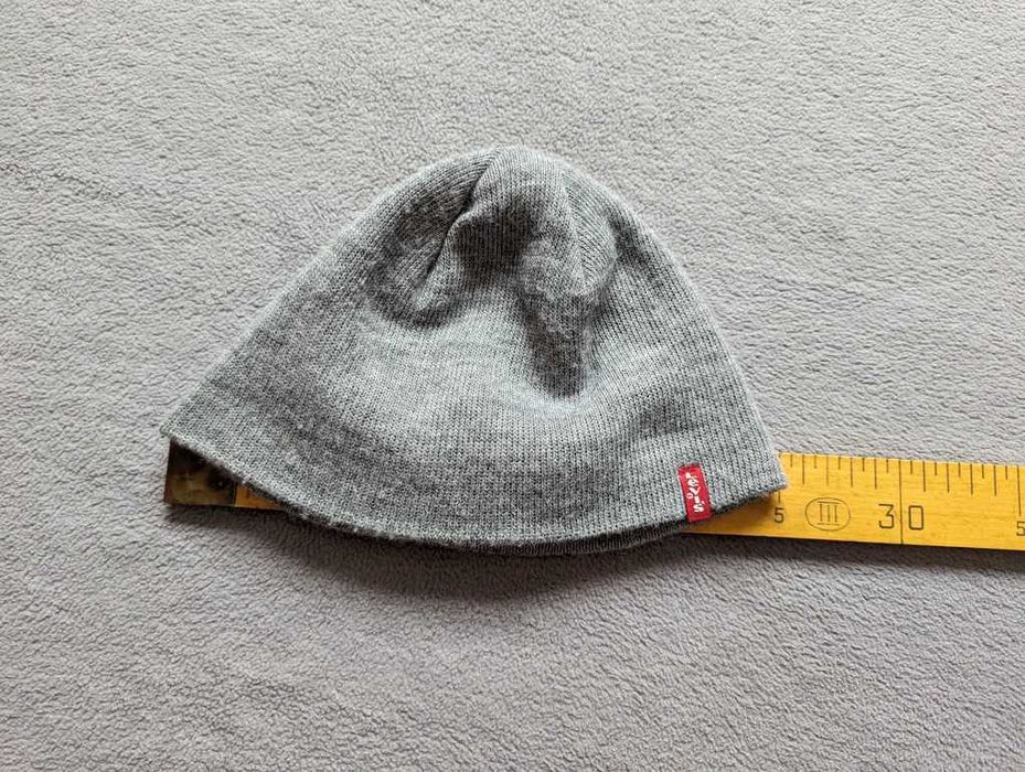 Демисезонная шапка LEVI'S серая короткая