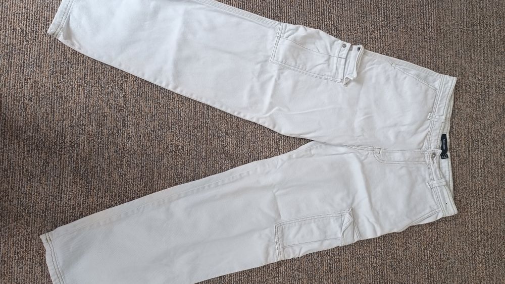 Białe męskie  szerokie spodnie pull bear M