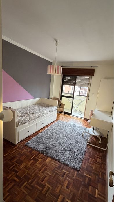 Quarto com varanda e muita luz solar