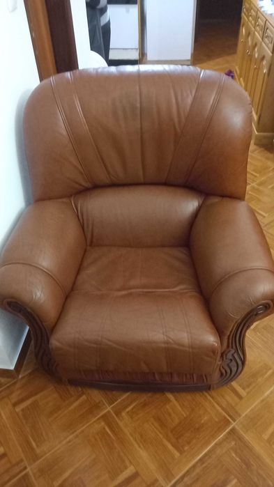 Conjunto sofá-cama e individual em couro. Em bom estado.