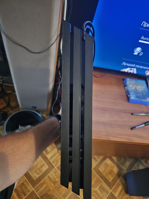 Продам ps4 pro 1Tb 7216, 2 джойстика коробка play station 4 pro