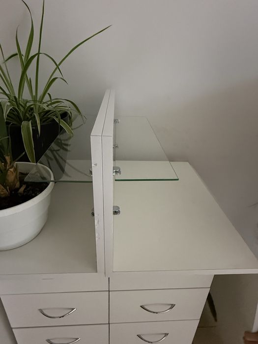 Манікюрний стіл , стол маникюрный, в хорошому стані