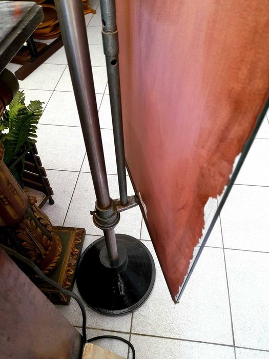 Espelho de alfaiate antigo estilo industrial com um pé magnífico