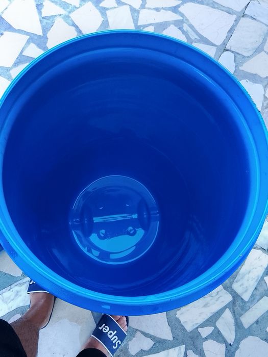 3 bidões em plástico com as tampas, dois de 220 litros e um de 200 litros.