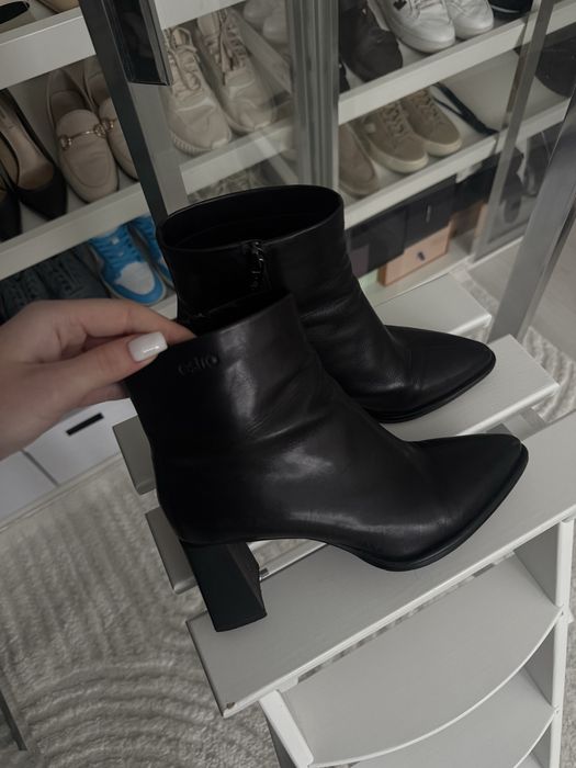 Шкіряні чоботи на підборах Estro