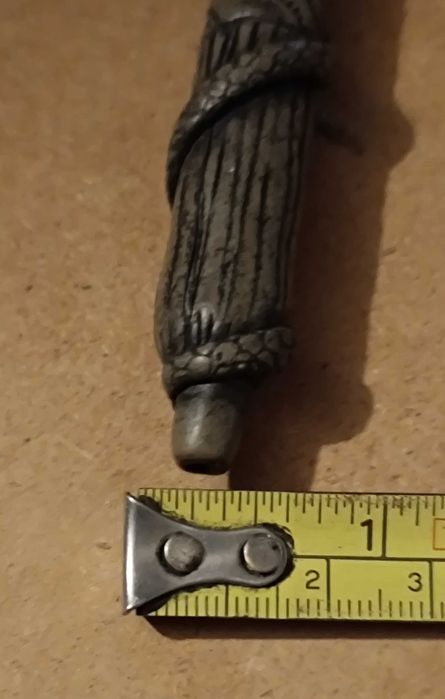 Objeto antigo com símbolo de cobra