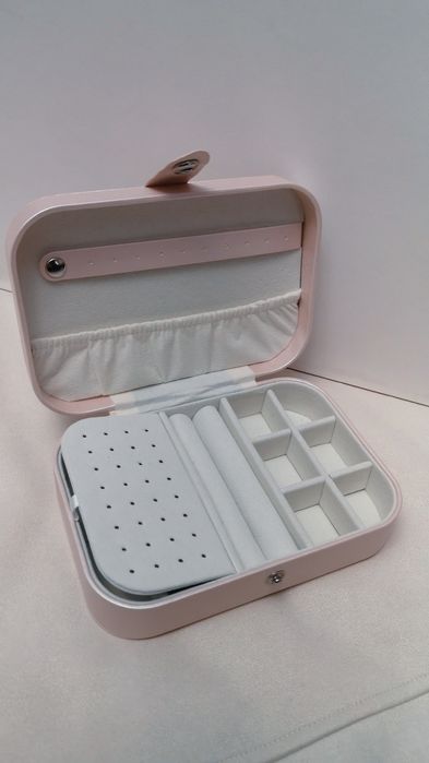 Guarda-jóias (colares brincos e anéis)