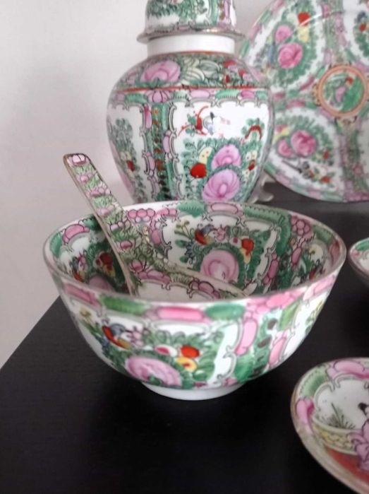 Conjunto de peças de porcelana oriental