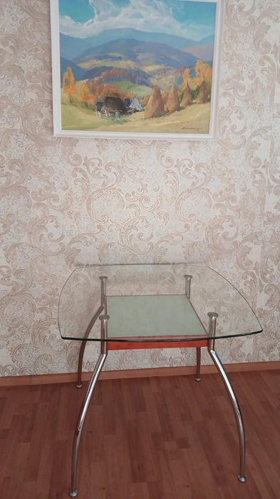 Стіл скляний хромовані ніжки.