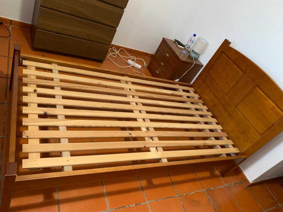 Vendo_ [estrutura] Cama de Criança/Solteiro em ótimo estado em madeira clássica
