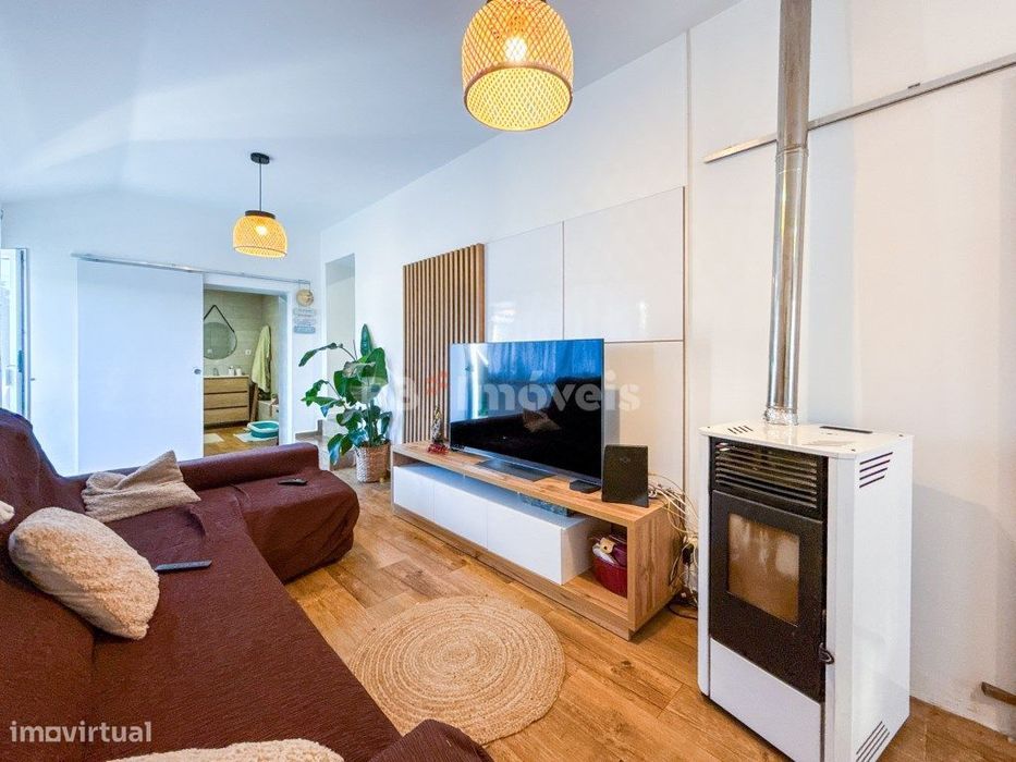 Moradia T2 térrea, inserida em terreno misto com 1720 m2, perto da ...