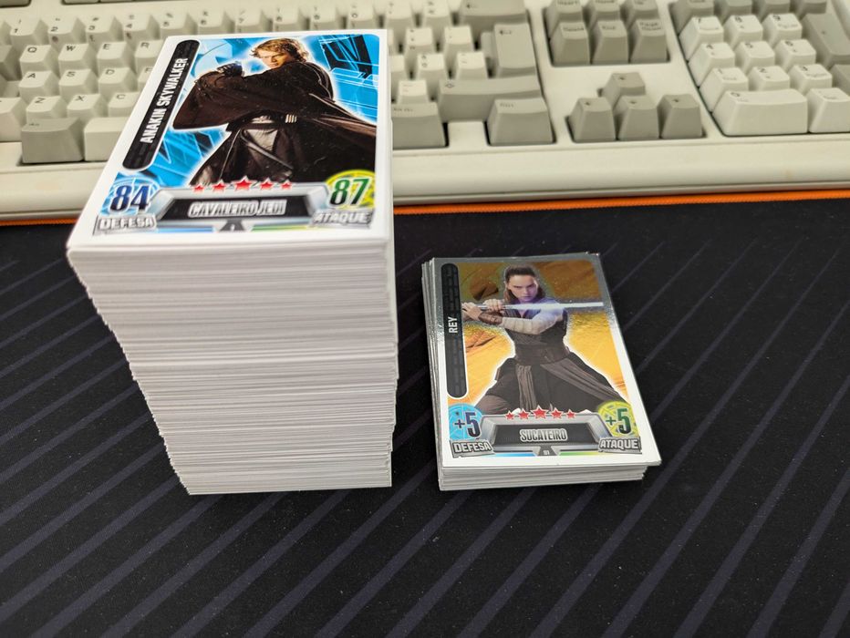 Vendo Cartas e bonecos Star Wars - Force Attax