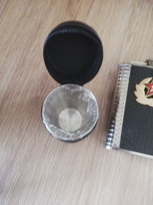 Bebedor/frasco e copos em metal união soviética
