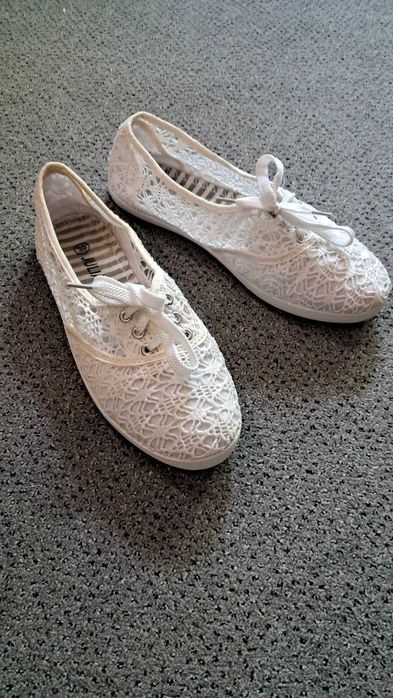 Białe trampki koronkowe na lato