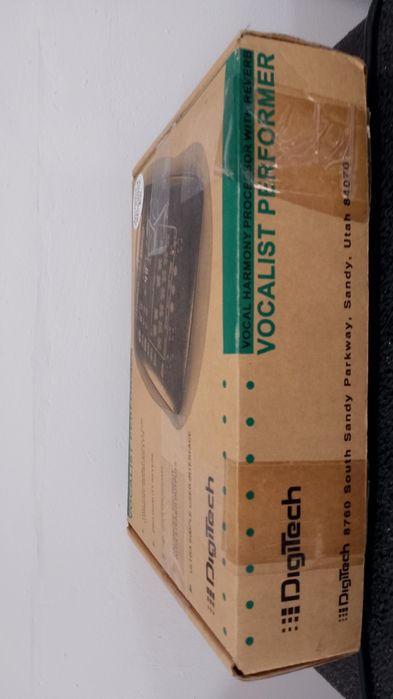 Vocalist  nowe. z Utah USA z mikrofonem