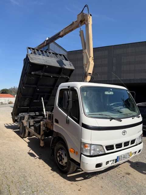 Toyota dyna tribasculante com grua
