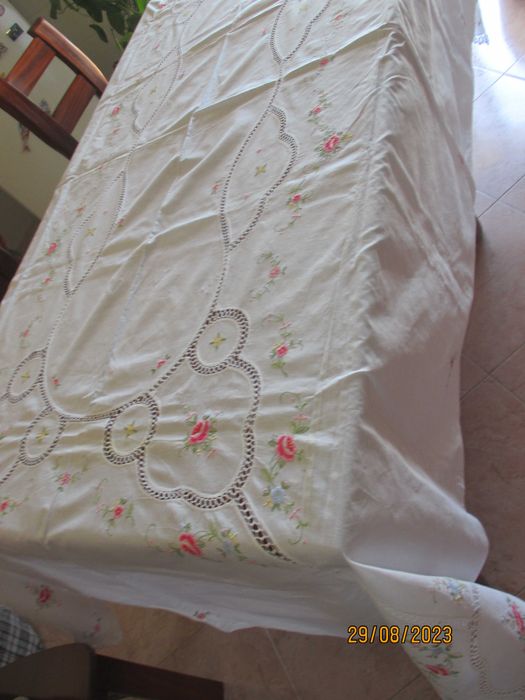 Toalha de mesa, muito bonita - nova com 12 guardanapos