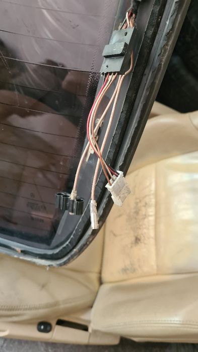 Скло заднє Мерседес w-203 сідан