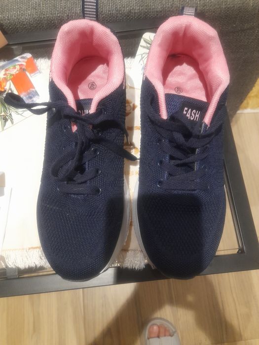 Tênis de senhora uso uma só vez.