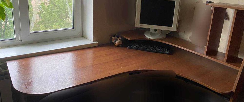 письменный стол с этажеркой и ящиком