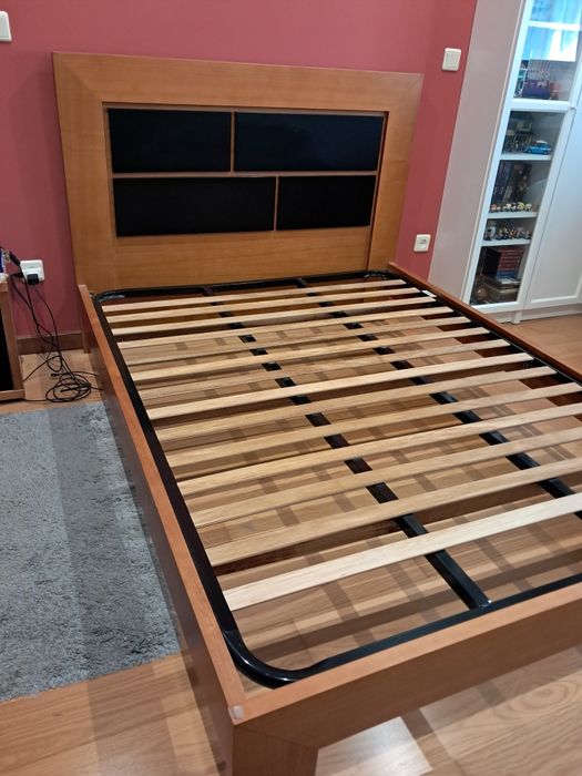 Mobília de quarto - Cama 140x190, cómoda e mesinha cabeceira