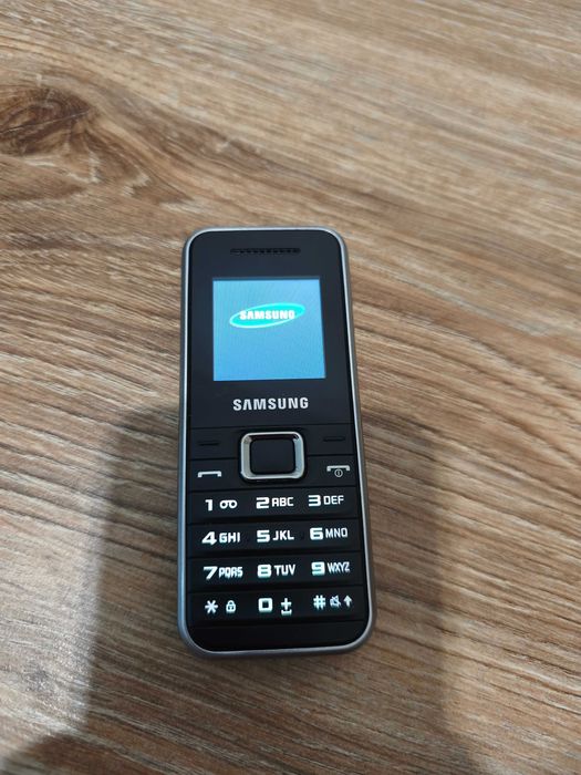 Telefon komórkowy Samsung GT-E1180 dla seniora z klawiaturą