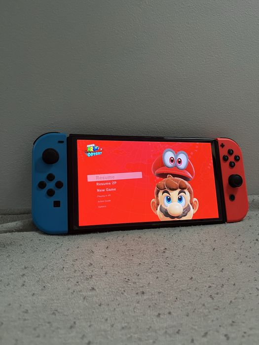 Nintendo Switch OLED + 2 gry